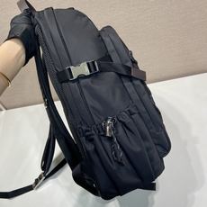 🎉新款背包🎉2VZ122新品🎉🎉这款多功能动感背包将都市风格与户外元素相结合。这款Re-Nylon配饰设 🎉新款背包🎉2VZ122新品🎉🎉这款多功能动感背包将都市风格与户外元素相结合。这款Re-Nylon配饰设
