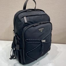 🎉新款背包🎉2VZ122新品🎉🎉这款多功能动感背包将都市风格与户外元素相结合。这款Re-Nylon配饰设 🎉新款背包🎉2VZ122新品🎉🎉这款多功能动感背包将都市风格与户外元素相结合。这款Re-Nylon配饰设