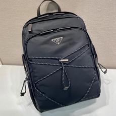 🎉新款背包🎉2VZ122新品🎉🎉这款多功能动感背包将都市风格与户外元素相结合。这款Re-Nylon配饰设 🎉新款背包🎉2VZ122新品🎉🎉这款多功能动感背包将都市风格与户外元素相结合。这款Re-Nylon配饰设