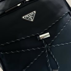 🎉新款背包🎉2VZ122新品🎉🎉这款多功能动感背包将都市风格与户外元素相结合。这款Re-Nylon配饰设 🎉新款背包🎉2VZ122新品🎉🎉这款多功能动感背包将都市风格与户外元素相结合。这款Re-Nylon配饰设