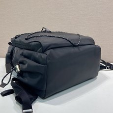 🎉新款背包🎉2VZ122新品🎉🎉这款多功能动感背包将都市风格与户外元素相结合。这款Re-Nylon配饰设 🎉新款背包🎉2VZ122新品🎉🎉这款多功能动感背包将都市风格与户外元素相结合。这款Re-Nylon配饰设