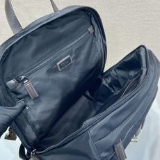 🎉新款背包🎉2VZ122新品🎉🎉这款多功能动感背包将都市风格与户外元素相结合。这款Re-Nylon配饰设 🎉新款背包🎉2VZ122新品🎉🎉这款多功能动感背包将都市风格与户外元素相结合。这款Re-Nylon配饰设