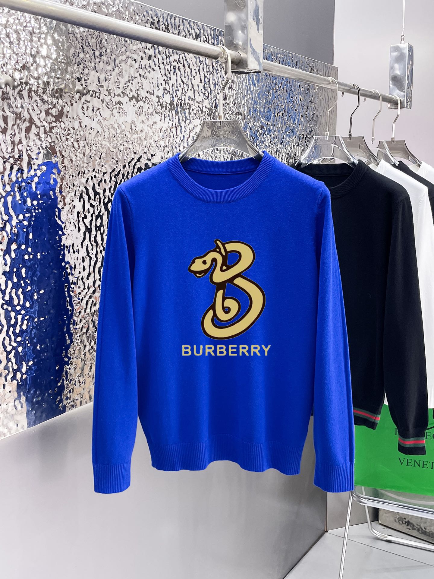 Burberry 品牌：巴宝莉 秋冬 圆领套头羊毛衫 全品相 羊毛混纺面料 2026最新款 黄金比例 修身款软黄金 百搭实用型的单品