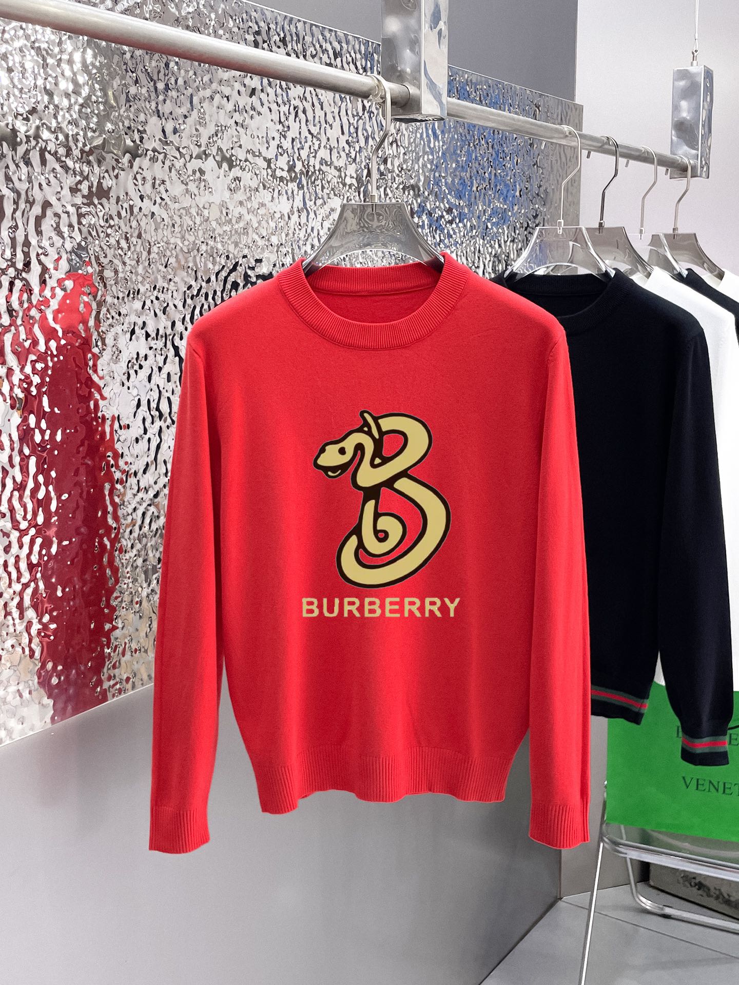 Burberry 品牌：巴宝莉 秋冬 圆领套头羊毛衫 全品相 羊毛混纺面料 2026最新款 黄金比例 修身款软黄金 百搭实用型的单品