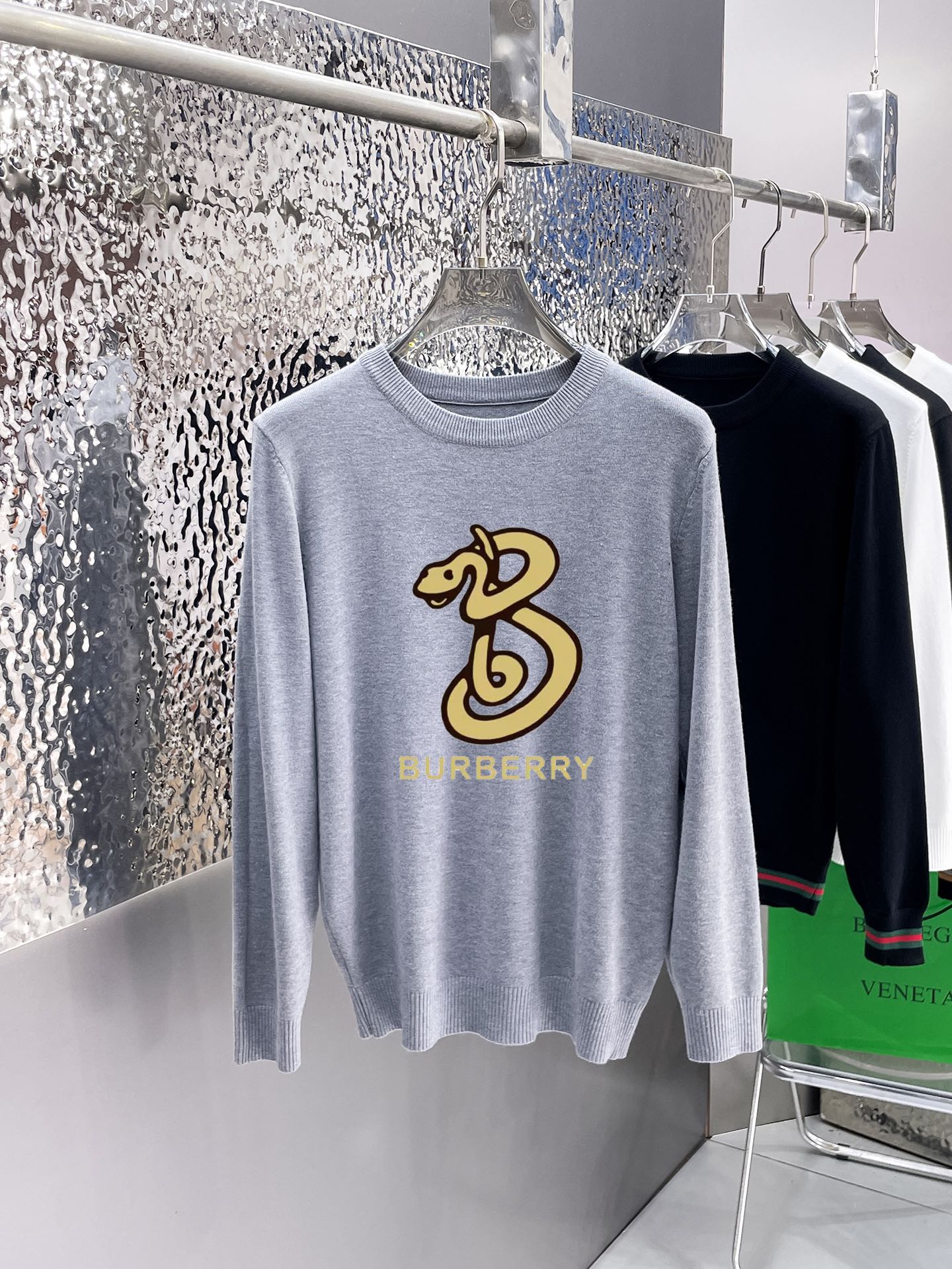 Burberry 品牌：巴宝莉 秋冬 圆领套头羊毛衫 全品相 羊毛混纺面料 2026最新款 黄金比例 修身款软黄金 百搭实用型的单品
