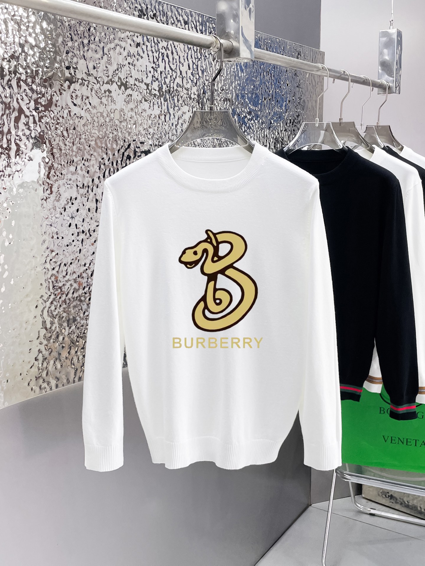 Burberry 品牌：巴宝莉 秋冬 圆领套头羊毛衫 全品相 羊毛混纺面料 2026最新款 黄金比例 修身款软黄金 百搭实用型的单品