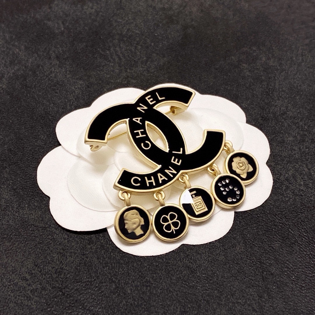 NO:724476,CHANEL Xiaoxiang's new counters are synchronized with the new Chanel brooch, which is the accessory that best understands women. Women who devote all their efforts to being themselves tend to cherish the meaning of the brooch more. Ms. Chanel pinned the brooch on her hat and told the fashionable ladies who imitated her [Broches are very practical. They can be pinned on the collar of a suit, on a pocket, on a hat, on a belt or on an evening dress. Boutique jewelry, chanel, chanel, business  suit, brooch, breastpin, hats19860909CHANEL小香 专柜新款同步上新香奈儿胸针,是最懂女人的饰物.那些倾注了全部心血去做自己的女人,往往更珍惜胸针的意义.香奈儿女士把胸针别在帽子上,并告诉那些模仿她的时髦女士们[胸针可是非常实用,它可以别在西装领上、口袋上、帽子上、腰带上或者是晚礼服上,饰品精品,chanel,chanel,business suit,brooch，breastpin,hats,Jewelry
