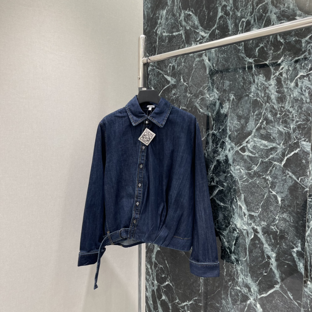 NO:723235,The highest version on the market, the girl inspects the goods, trims the three marks on the threads, and delivers the goods. You can send pictures and videos. If you want quality and service, please add me on WeChat. We will not accept urgent orders. Loewe 26 new spring denim jacket with diagonal buttons. The diagonal button design is very recognizable. It comes with a belt at the waist. It can be easily adjusted to fit the same series of jeans. It is simple and has a sense of design. It can be easily used for commuting and leisure! Denim material is durable and easy to care for. It is perfect for spring and autumn.  The sense of fashion is straight away. One color SML, Loewe-clothing, loewe, jeans, jackets & coats,19860909市面最高版本小妹验货、修剪线头上三标、发货可发图及拍视频,要品质要服务的加我微信,不接急单. 罗意威 26春季新款 斜扣牛仔外套 斜向纽扣设计超有辨识度 腰部自带腰带 轻松调节版型 搭配同系列牛仔裤简约又有设计感 通勤休闲都能轻松驾驭!牛仔材质耐磨易打理 春秋季节穿超合适 时髦感直接拉满.一个色SML,罗意威-服装,loewe,jeans,jackets & coats,,Women's clothing