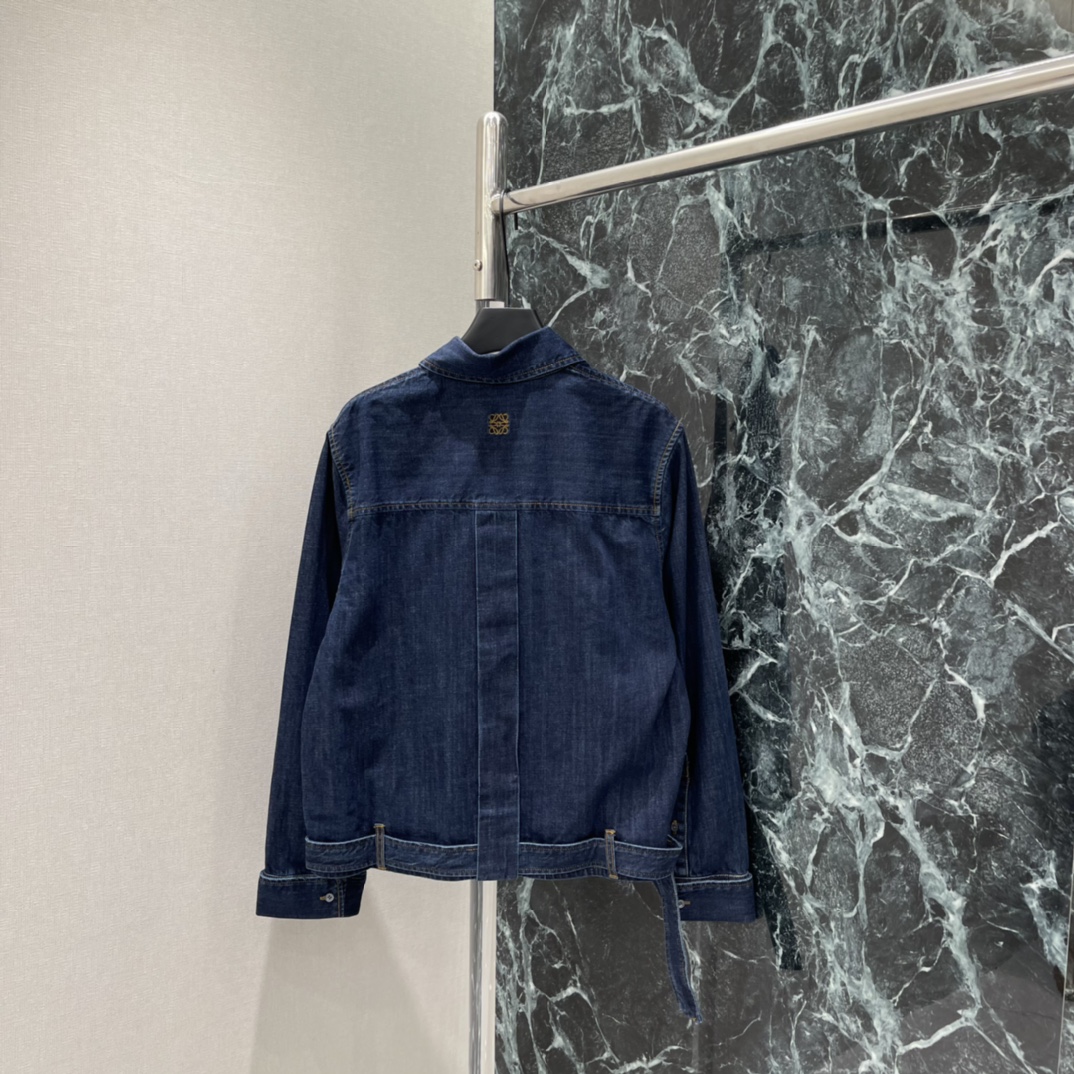 罗意威 26春季新款 斜扣牛仔外套 斜向纽扣设计超有辨识度 腰部自带腰带 轻松调节版型 搭配同系列牛仔裤