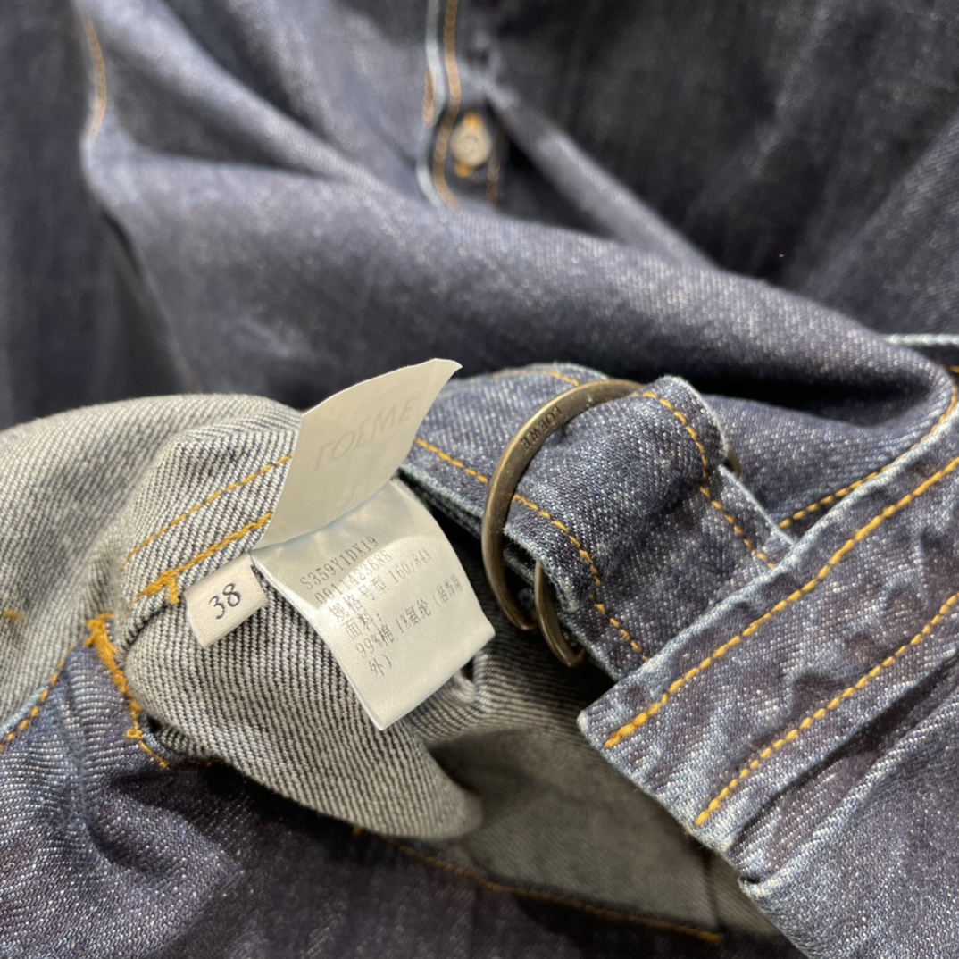 罗意威 26春季新款 斜扣牛仔外套 斜向纽扣设计超有辨识度 腰部自带腰带 轻松调节版型 搭配同系列牛仔裤