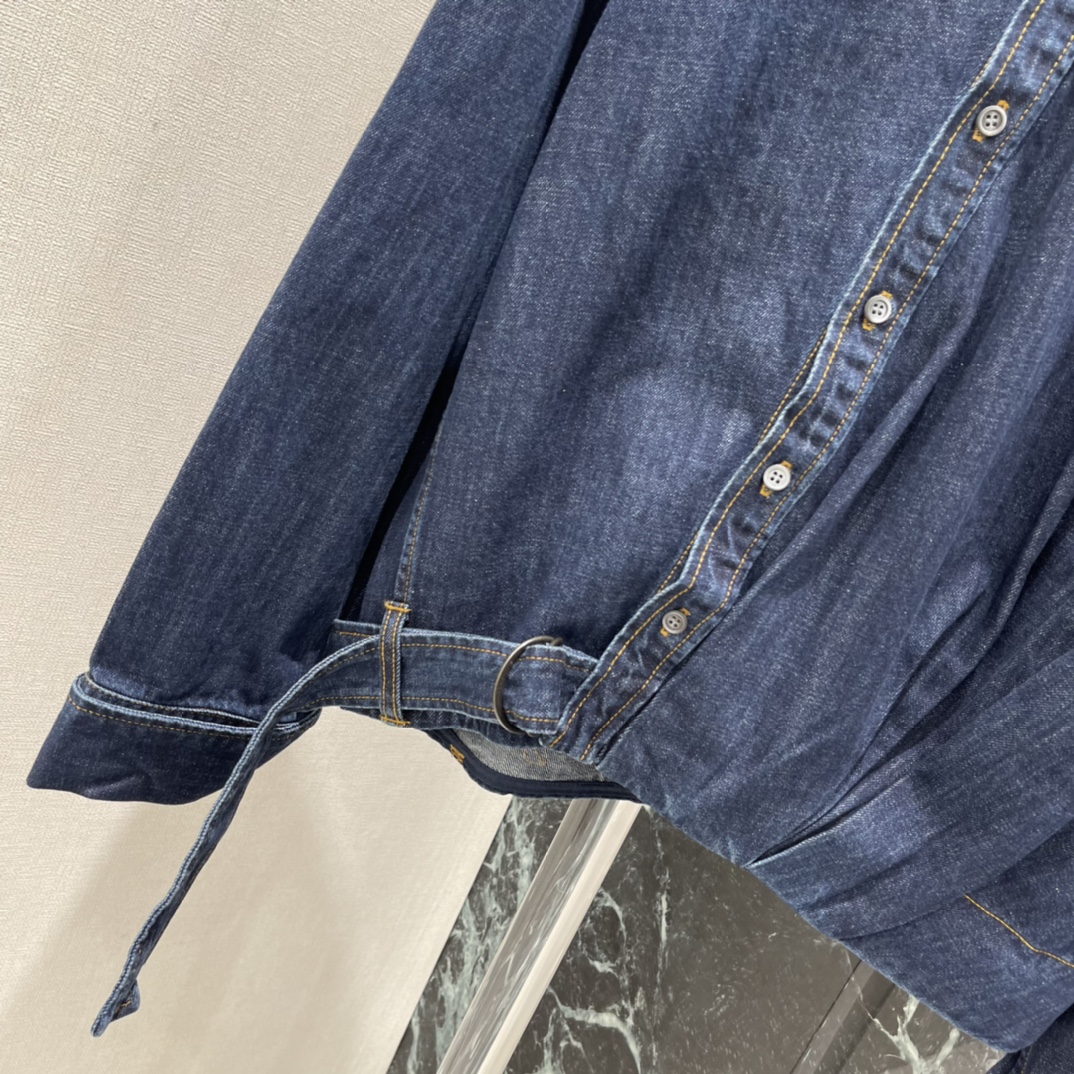 罗意威 26春季新款 斜扣牛仔外套 斜向纽扣设计超有辨识度 腰部自带腰带 轻松调节版型 搭配同系列牛仔裤