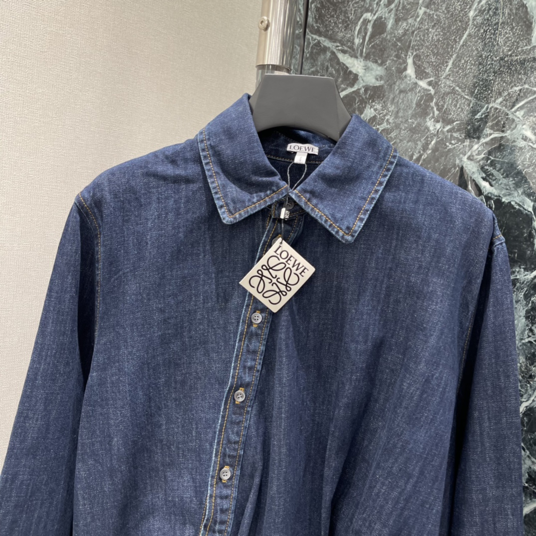 罗意威 26春季新款 斜扣牛仔外套 斜向纽扣设计超有辨识度 腰部自带腰带 轻松调节版型 搭配同系列牛仔裤