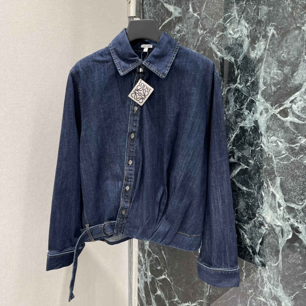 罗意威 26春季新款 斜扣牛仔外套 斜向纽扣设计超有辨识度 腰部自带腰带 轻松调节版型 搭配同系列牛仔裤