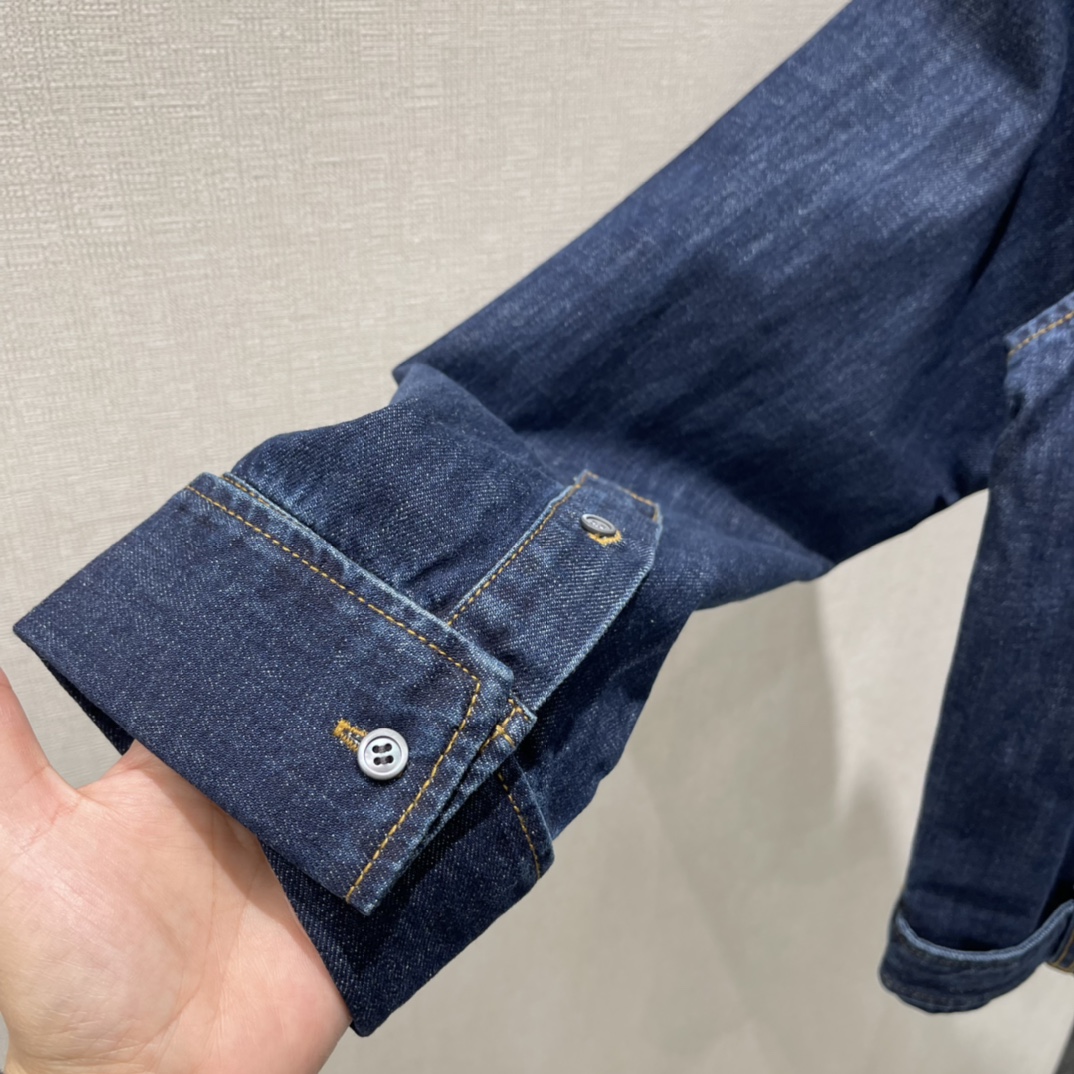 罗意威 26春季新款 斜扣牛仔外套 斜向纽扣设计超有辨识度 腰部自带腰带 轻松调节版型 搭配同系列牛仔裤