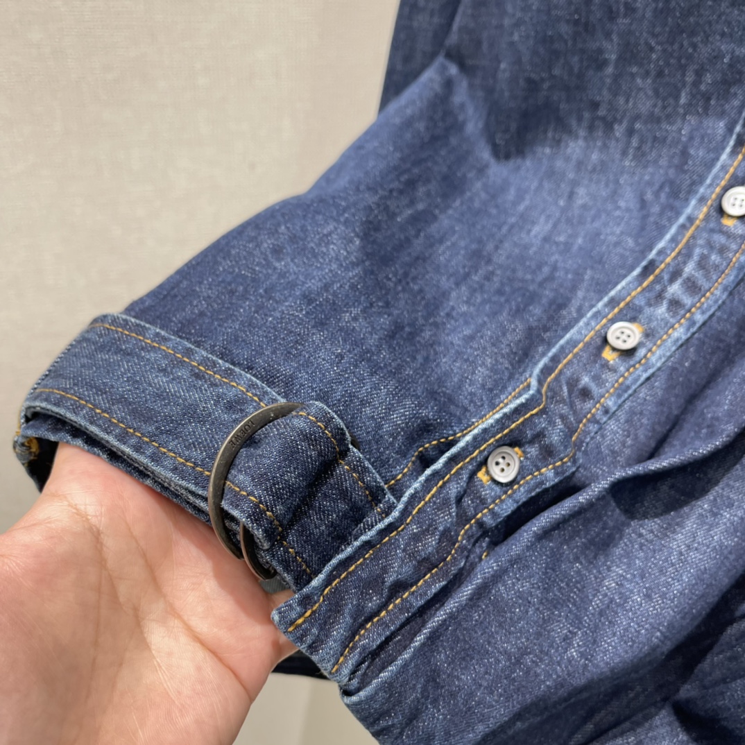 罗意威 26春季新款 斜扣牛仔外套 斜向纽扣设计超有辨识度 腰部自带腰带 轻松调节版型 搭配同系列牛仔裤