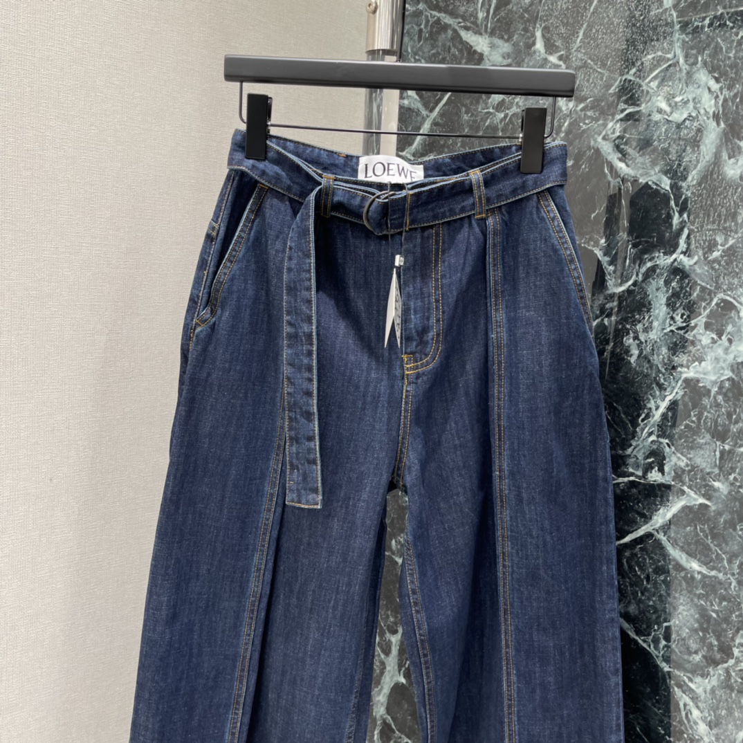 罗意威 26春季新款 腰带阔腿牛仔裤 自带同色腰带 弯刀剪裁超有设计感 宽松版型遮肉显瘦 梨形身材友好 