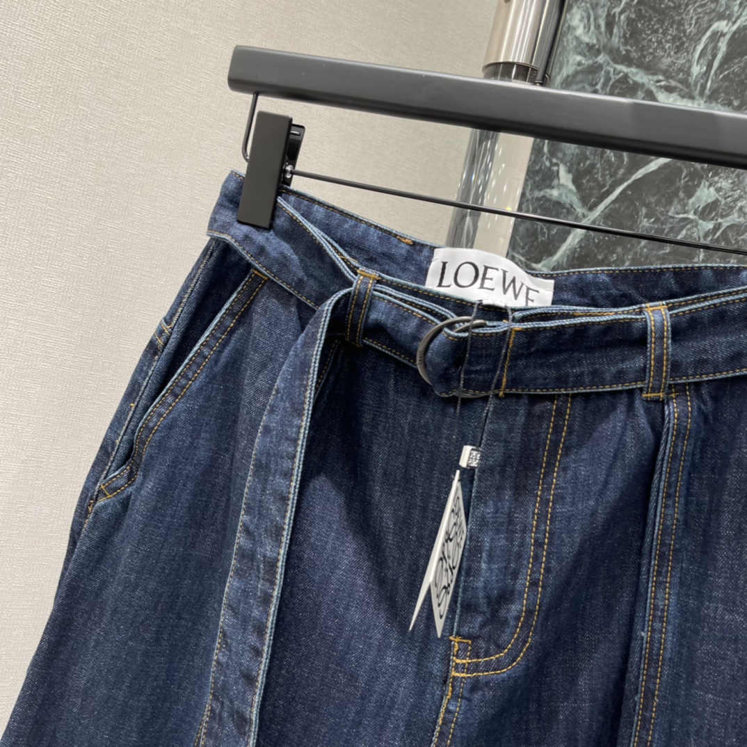 罗意威 26春季新款 腰带阔腿牛仔裤 自带同色腰带 弯刀剪裁超有设计感 宽松版型遮肉显瘦 梨形身材友好 