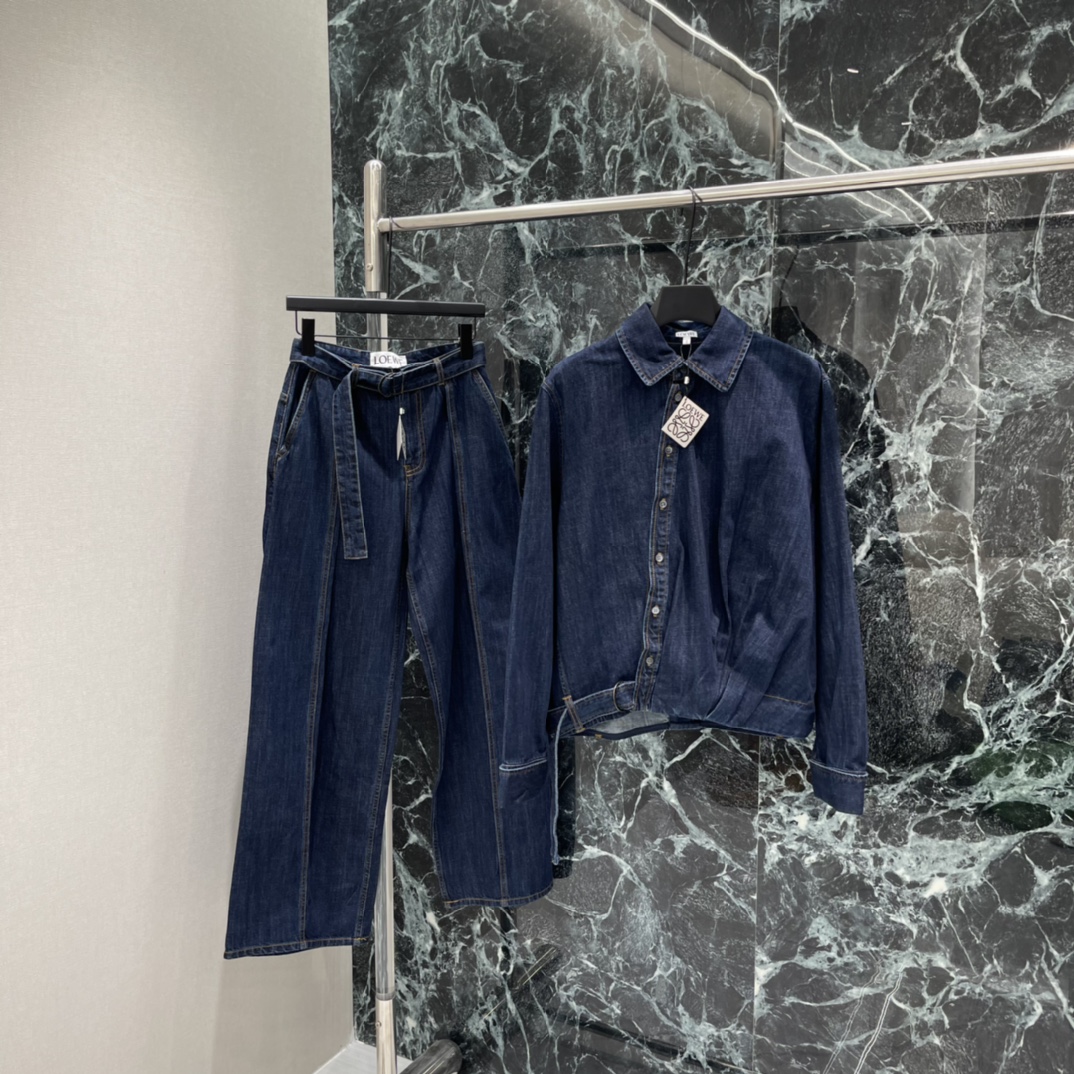 罗意威 26春季新款 腰带阔腿牛仔裤 自带同色腰带 弯刀剪裁超有设计感 宽松版型遮肉显瘦 梨形身材友好 