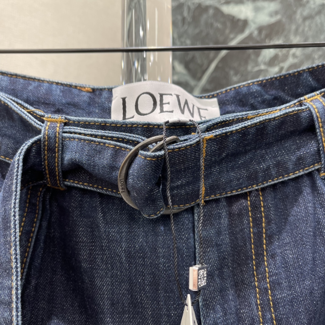 罗意威 26春季新款 腰带阔腿牛仔裤 自带同色腰带 弯刀剪裁超有设计感 宽松版型遮肉显瘦 梨形身材友好 