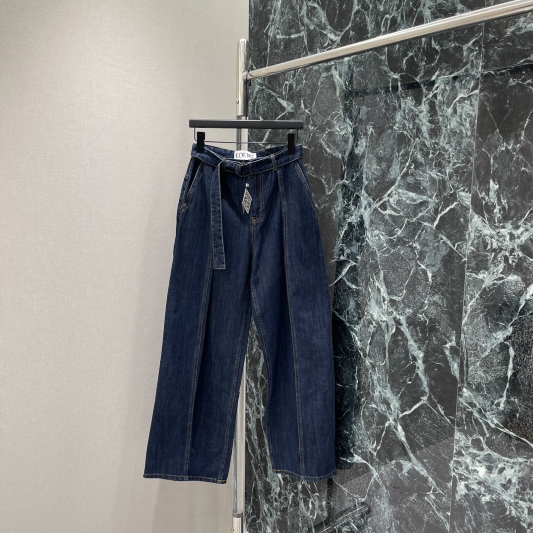 NO:723231,The highest version on the market, the girl inspects the goods, trims the three marks on the threads, and delivers the goods. You can send pictures and videos. If you want quality and service, please add me on WeChat. We will not accept urgent orders. Loewe's 26 new spring wide-leg jeans with belts come with the same color belt. The machete cut is super design. The loose version covers the flesh and makes you slim. The pear-shaped figure is friendly. It is super comfortable to wear in autumn and winter. The belt is practical and fashionable. It is easy to handle casual and lazy style. It can be easily used for daily commuting and leisure.  Full marks for simplicity and high-end! One color SML, Loewe-clothing, loewe, jeans,19860909市面最高版本小妹验货、修剪线头上三标、发货可发图及拍视频,要品质要服务的加我微信,不接急单. 罗意威 26春季新款 腰带阔腿牛仔裤 自带同色腰带 弯刀剪裁超有设计感 宽松版型遮肉显瘦 梨形身材友好 秋冬穿超舒服~腰带实用又时髦 随性慵懒风轻松拿捏 日常通勤 休闲都能轻松驾驭 简约高级感满分!一个色SML,罗意威-服装,loewe,jeans,,Women's clothing