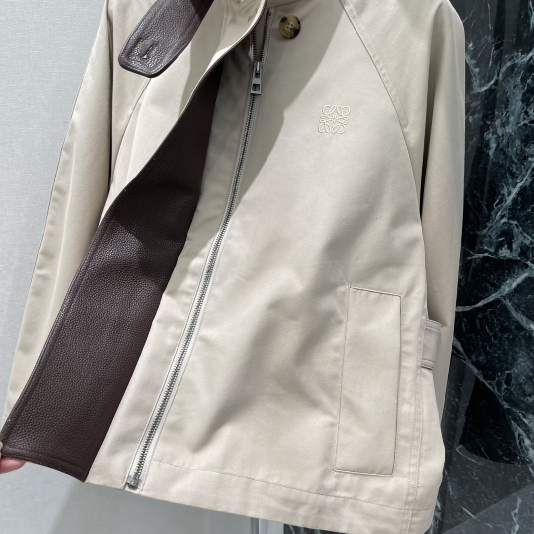 罗意威 26春季新款 立领短款风衣 简约廓形+立领设计 拼皮细节超有质感!春秋穿超合适 短款剪裁显高显瘦