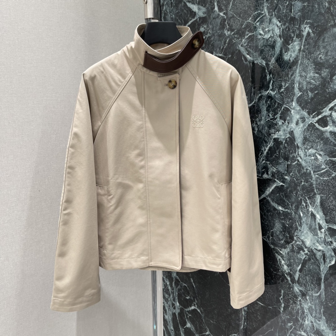 罗意威 26春季新款 立领短款风衣 简约廓形+立领设计 拼皮细节超有质感!春秋穿超合适 短款剪裁显高显瘦