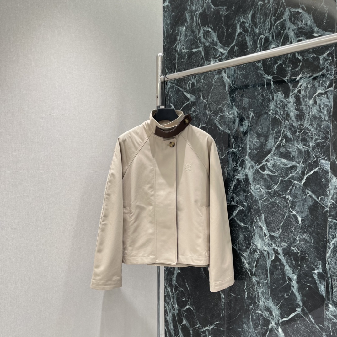 NO:723220,The highest version on the market, the girl inspects the goods, trims the three marks on the threads, and delivers the goods. You can post pictures and take videos. If you want quality or service, please add me on WeChat. We will not accept urgent orders. Luo Yiwei's 26 new spring style stand-up collar short windbreaker. Simple silhouette + stand-up collar design. The leather details are super textured! It is very suitable for spring and autumn. The short cut makes you taller and slimmer.  It looks great with jeans or skirts~ It can be easily used for daily commuting and leisure, practical and fashionable. One color SML, Loewe-clothing, loewe, skirts, jeans,19860909市面最高版本小妹验货、修剪线头上三标、发货可发图及拍视频,要品质要服务的加我微信,不接急单. 罗意威 26春季新款 立领短款风衣 简约廓形+立领设计 拼皮细节超有质感!春秋穿超合适 短款剪裁显高显瘦 搭配牛仔裤或半裙都很出彩~日常通勤,休闲都能轻松驾驭,实用又时髦.一个色SML,罗意威-服装,loewe,skirts,jeans,,Women's clothing