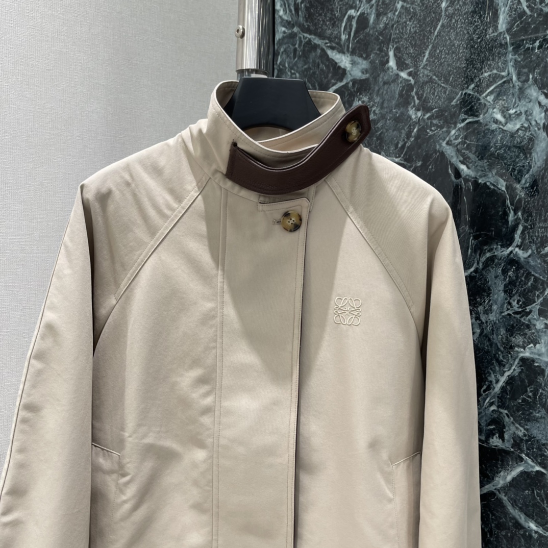 罗意威 26春季新款 立领短款风衣 简约廓形+立领设计 拼皮细节超有质感!春秋穿超合适 短款剪裁显高显瘦