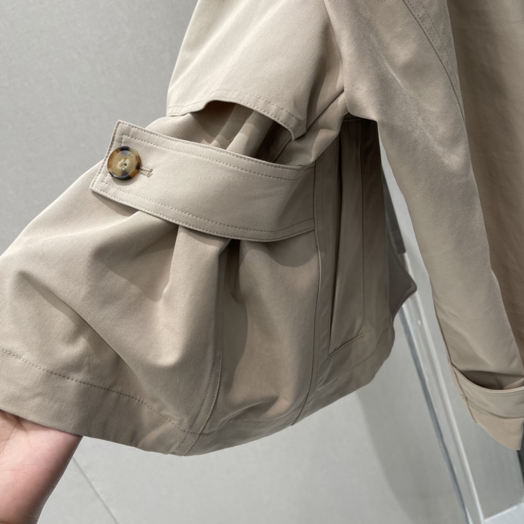 罗意威 26春季新款 立领短款风衣 简约廓形+立领设计 拼皮细节超有质感!春秋穿超合适 短款剪裁显高显瘦