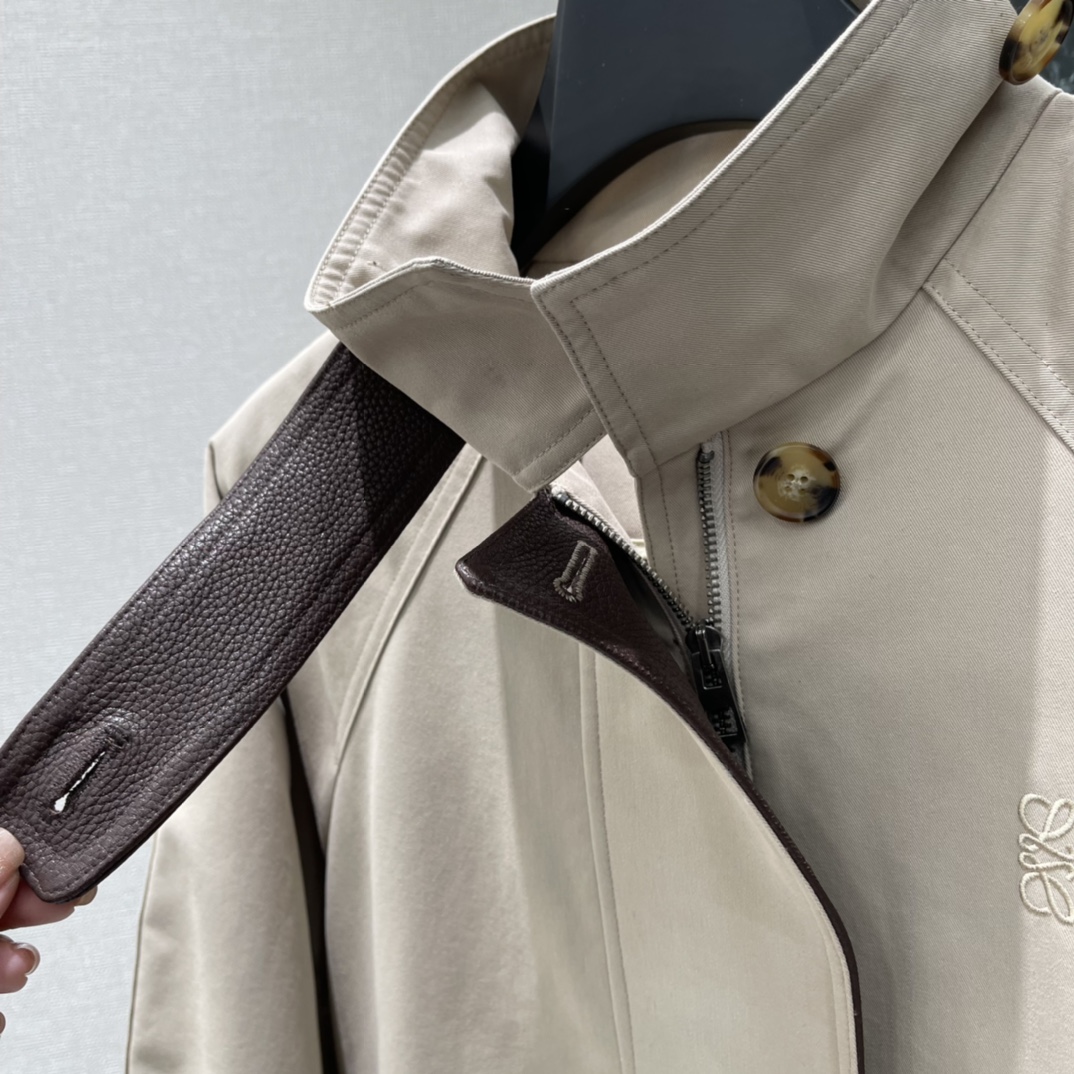 罗意威 26春季新款 立领短款风衣 简约廓形+立领设计 拼皮细节超有质感!春秋穿超合适 短款剪裁显高显瘦