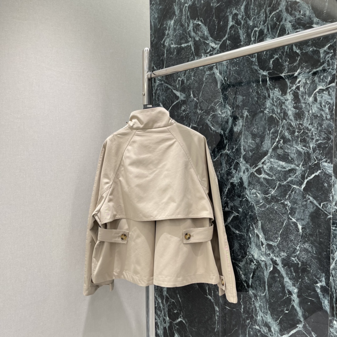 罗意威 26春季新款 立领短款风衣 简约廓形+立领设计 拼皮细节超有质感!春秋穿超合适 短款剪裁显高显瘦