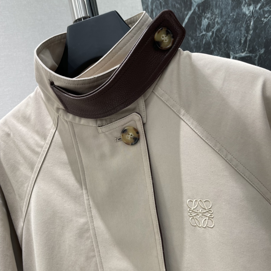 罗意威 26春季新款 立领短款风衣 简约廓形+立领设计 拼皮细节超有质感!春秋穿超合适 短款剪裁显高显瘦