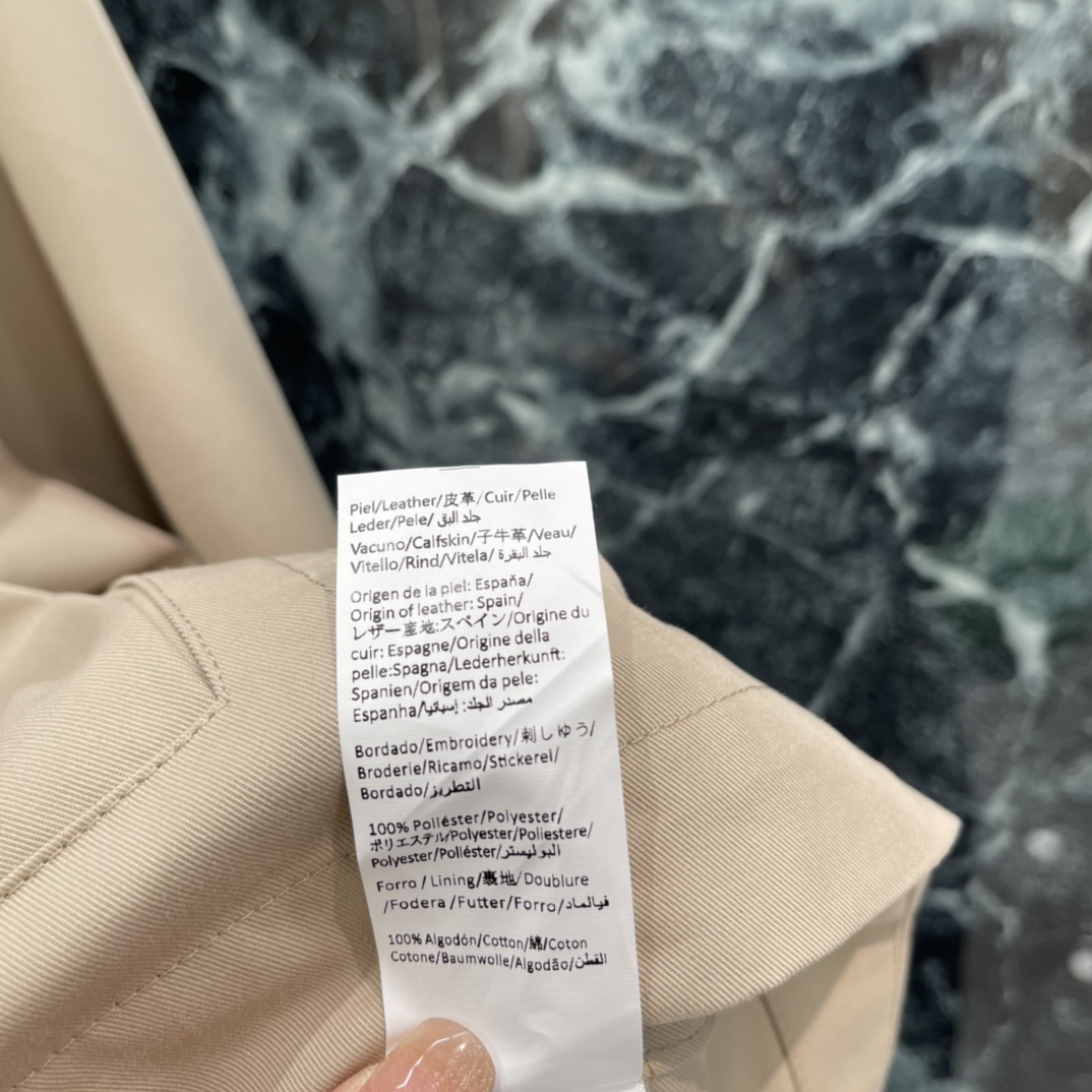 罗意威 26春季新款 立领短款风衣 简约廓形+立领设计 拼皮细节超有质感!春秋穿超合适 短款剪裁显高显瘦