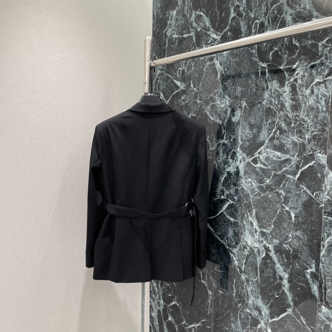 罗意威 26春季新款 腰带西装外套 经典翻领+腰带设计 剪裁利落面料不易皱 通勤日常都OK!腰带可调节 