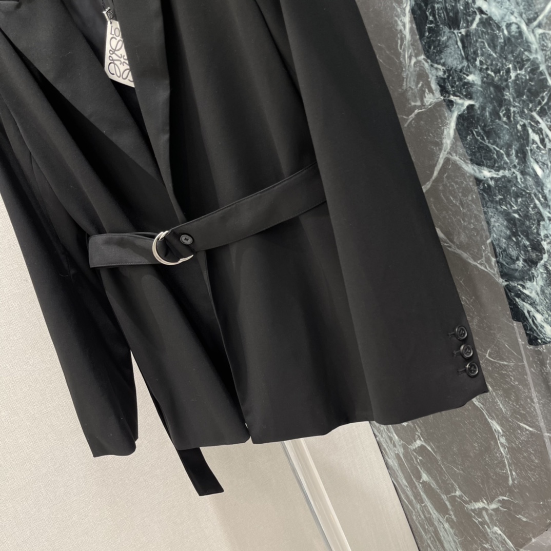 罗意威 26春季新款 腰带西装外套 经典翻领+腰带设计 剪裁利落面料不易皱 通勤日常都OK!腰带可调节 