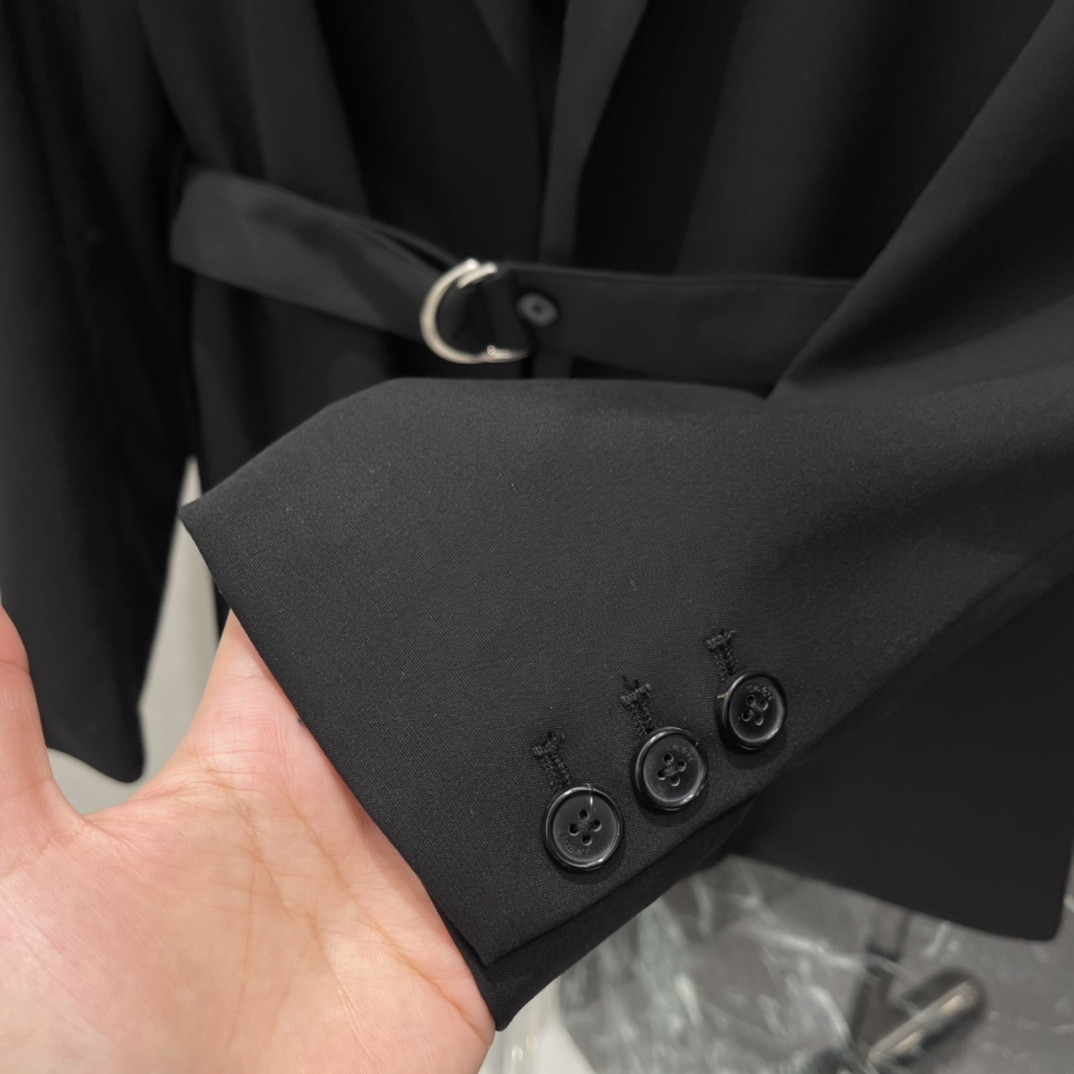 罗意威 26春季新款 腰带西装外套 经典翻领+腰带设计 剪裁利落面料不易皱 通勤日常都OK!腰带可调节 