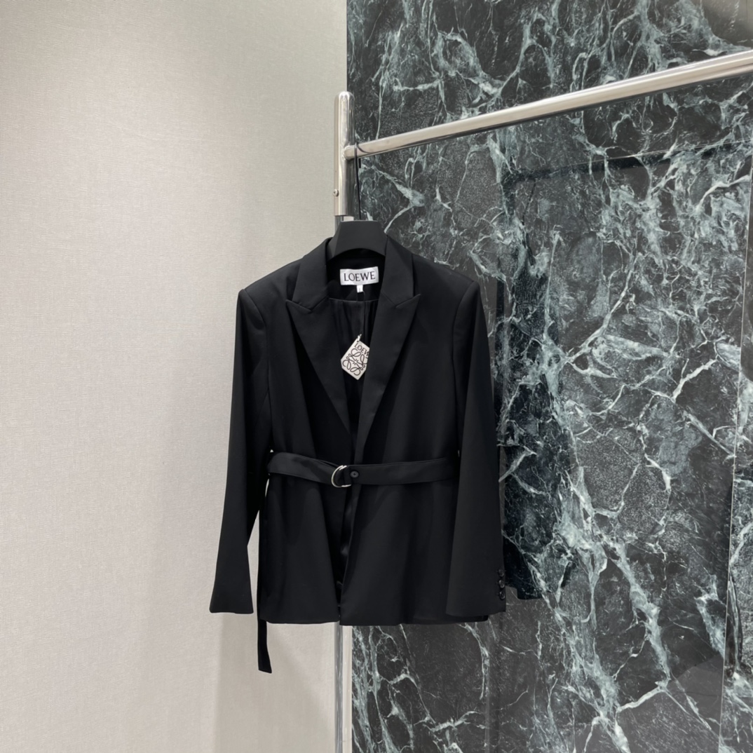 NO:723242,The highest version on the market, the girl inspects the goods, trims the three marks on the threads, and delivers the goods. You can post pictures and take videos. If you want quality and service, please add me on WeChat. We will not accept urgent orders. Loewe 26 new spring belted blazer, classic lapel + belt design, neatly cut and not easy to wrinkle, suitable for daily commuting! The belt is adjustable, can modify the body shape and has a sense of design. The overall simplicity is elegant  It can be easily worn in the workplace or leisurely. Pair it with trousers or wide-leg pants of the same color to fully open up your aura and easily switch between multiple styles! One color SML, Loewe-clothing, loewe, jackets & coats, business suit,19860909市面最高版本小妹验货、修剪线头上三标、发货可发图及拍视频,要品质要服务的加我微信,不接急单. 罗意威 26春季新款 腰带西装外套 经典翻领+腰带设计 剪裁利落面料不易皱 通勤日常都OK!腰带可调节 修饰身形又有设计感 整体简约大气 职场or休闲都能轻松驾驭,搭配同色西裤或阔腿裤气场全开轻松切换多种风格!一个色SML,罗意威-服装,loewe,jackets & coats,business suit,,Women's clothing