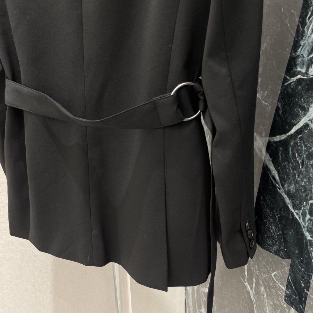 罗意威 26春季新款 腰带西装外套 经典翻领+腰带设计 剪裁利落面料不易皱 通勤日常都OK!腰带可调节 