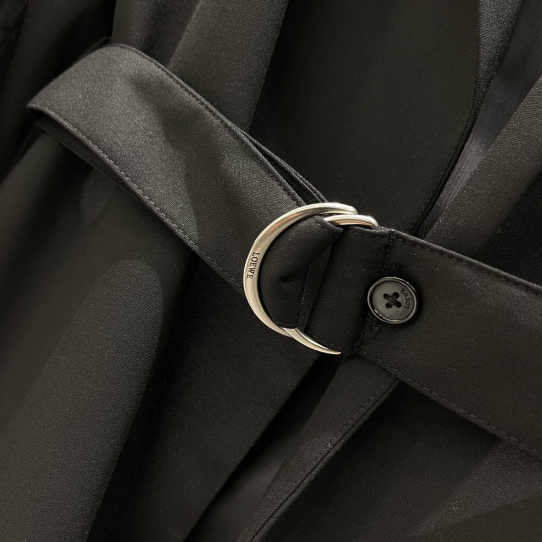 罗意威 26春季新款 腰带西装外套 经典翻领+腰带设计 剪裁利落面料不易皱 通勤日常都OK!腰带可调节 