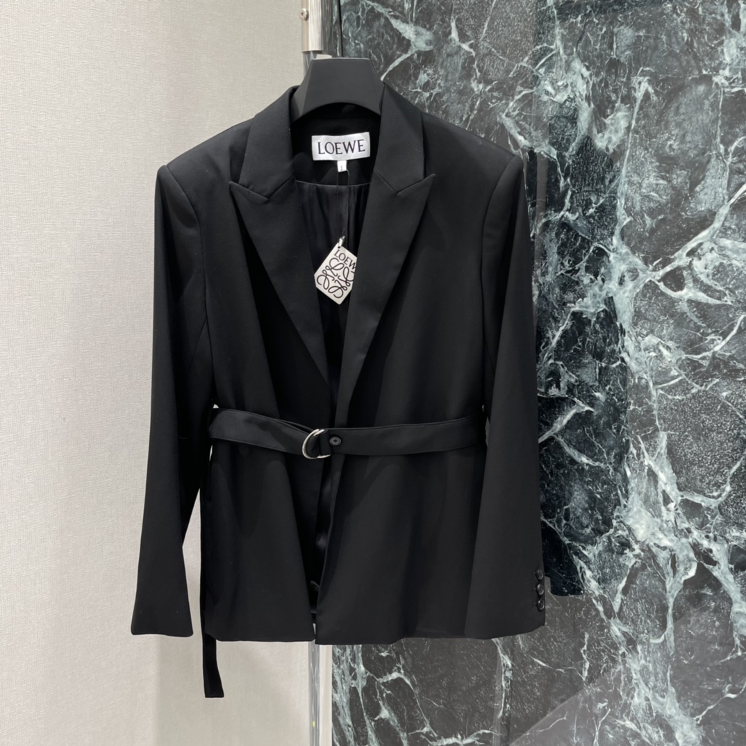 罗意威 26春季新款 腰带西装外套 经典翻领+腰带设计 剪裁利落面料不易皱 通勤日常都OK!腰带可调节 