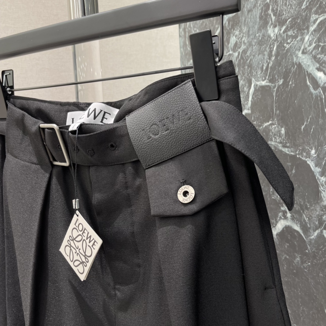 罗意威 26春季新款 垂感西装裤 100%羊毛材质 垂坠感满分 宽松阔腿设计超显腿长!高腰+可拆卸金属腰