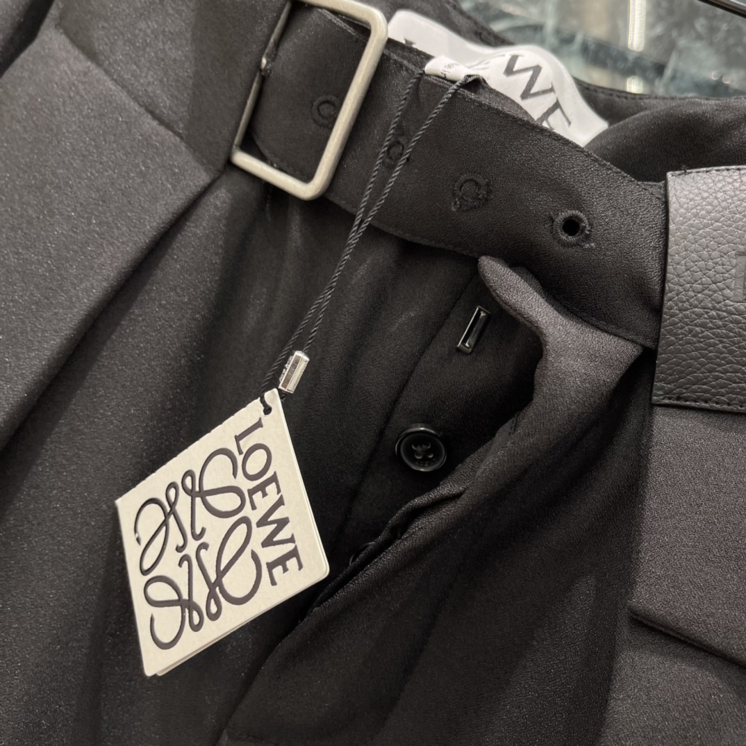 罗意威 26春季新款 垂感西装裤 100%羊毛材质 垂坠感满分 宽松阔腿设计超显腿长!高腰+可拆卸金属腰