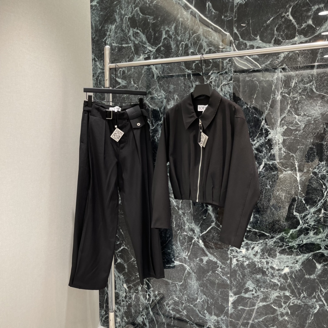 罗意威 26春季新款 垂感西装裤 100%羊毛材质 垂坠感满分 宽松阔腿设计超显腿长!高腰+可拆卸金属腰