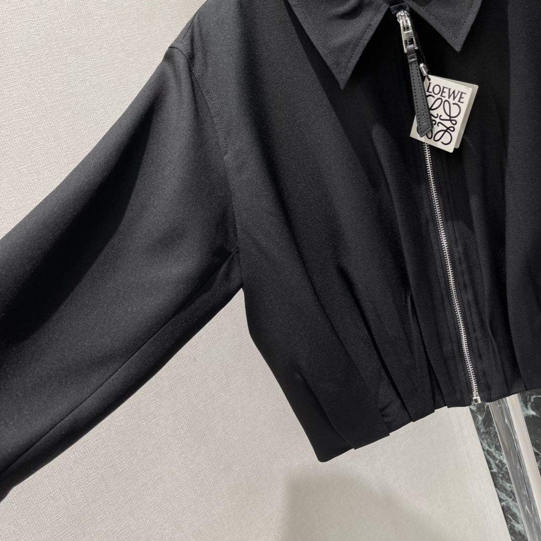 罗意威 26春季新款 褶皱夹克外套 采用100%羊毛，柔软又保暖 秋冬穿超合适!短款宽松版型+翻领拉链 