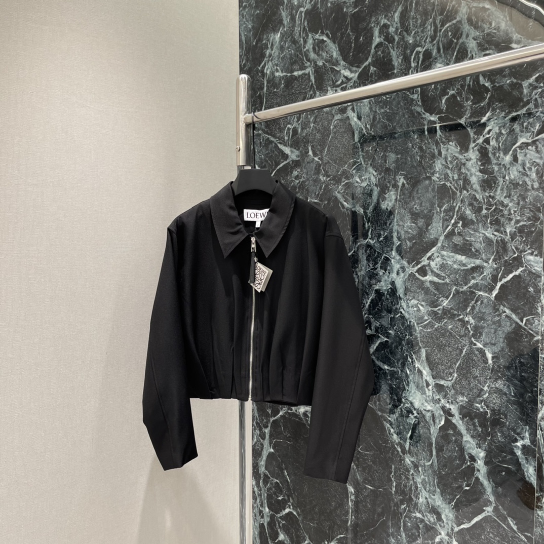 NO:723249,The highest version on the market, the girl inspects the goods, trims the three marks on the threads, and delivers the goods. You can post pictures and take videos. If you want quality and service, add me on WeChat. We will not accept urgent orders. Loewe's 26 new spring pleated jacket is made of wool, soft and warm. It is very suitable for autumn and winter! Short and loose fit + lapel zipper. The hand-pleated design on the back is very artistic. It can be worn casually with wide-leg pants and slim skirts. It can be easily switched between multiple styles.  It can be easily used for daily commuting or formal occasions! One color SML, Loewe-clothing, loewe, skirts, jackets & coats, jackets & coats,19860909市面最高版本小妹验货、修剪线头上三标、发货可发图及拍视频,要品质要服务的加我微信,不接急单. 罗意威 26春季新款 褶皱夹克外套 采用羊毛,柔软又保暖 秋冬穿超合适!短款宽松版型+翻领拉链 背后手工褶皱设计超有艺术感 随便搭阔腿裤修身裙都OK轻松切换多种风格 日常通勤或正式场合都能轻松驾驭!一个色SML,罗意威-服装,loewe,skirts,jackets & coats,jackets & coats,,Women's clothing