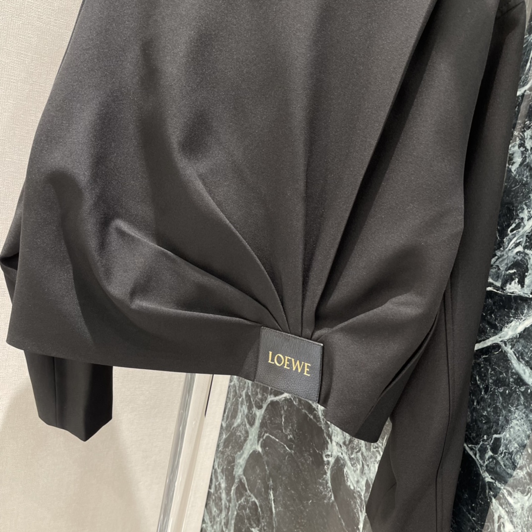 罗意威 26春季新款 褶皱夹克外套 采用100%羊毛，柔软又保暖 秋冬穿超合适!短款宽松版型+翻领拉链 