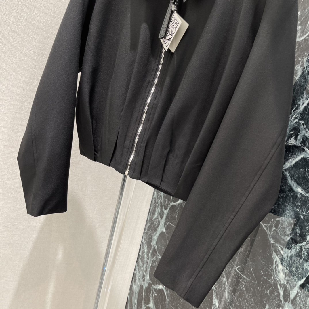 罗意威 26春季新款 褶皱夹克外套 采用100%羊毛，柔软又保暖 秋冬穿超合适!短款宽松版型+翻领拉链 