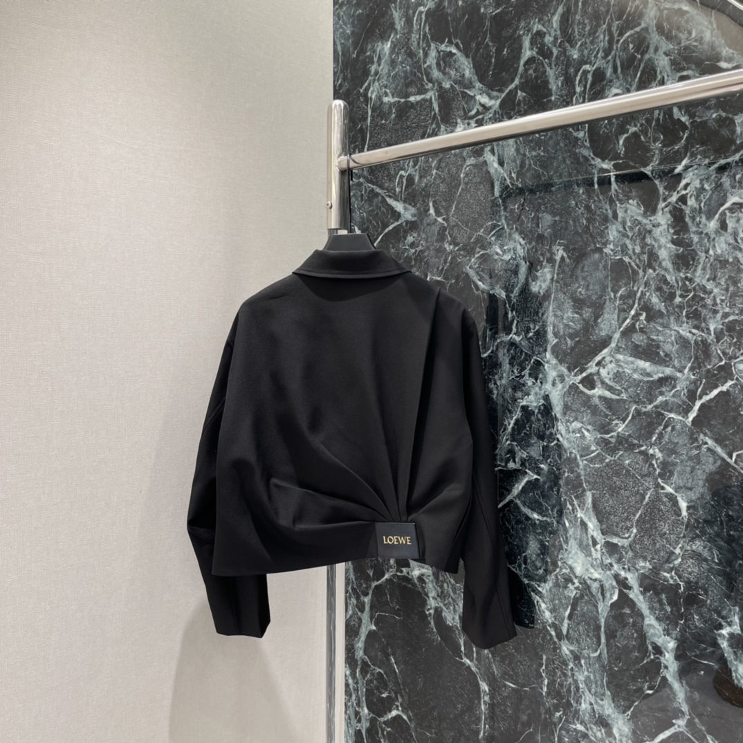 罗意威 26春季新款 褶皱夹克外套 采用100%羊毛，柔软又保暖 秋冬穿超合适!短款宽松版型+翻领拉链 