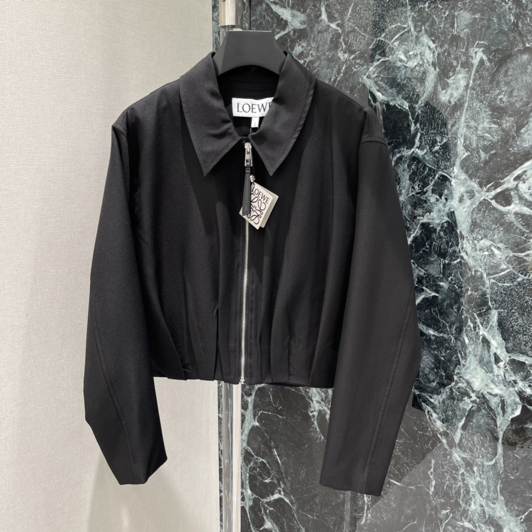 罗意威 26春季新款 褶皱夹克外套 采用100%羊毛，柔软又保暖 秋冬穿超合适!短款宽松版型+翻领拉链 