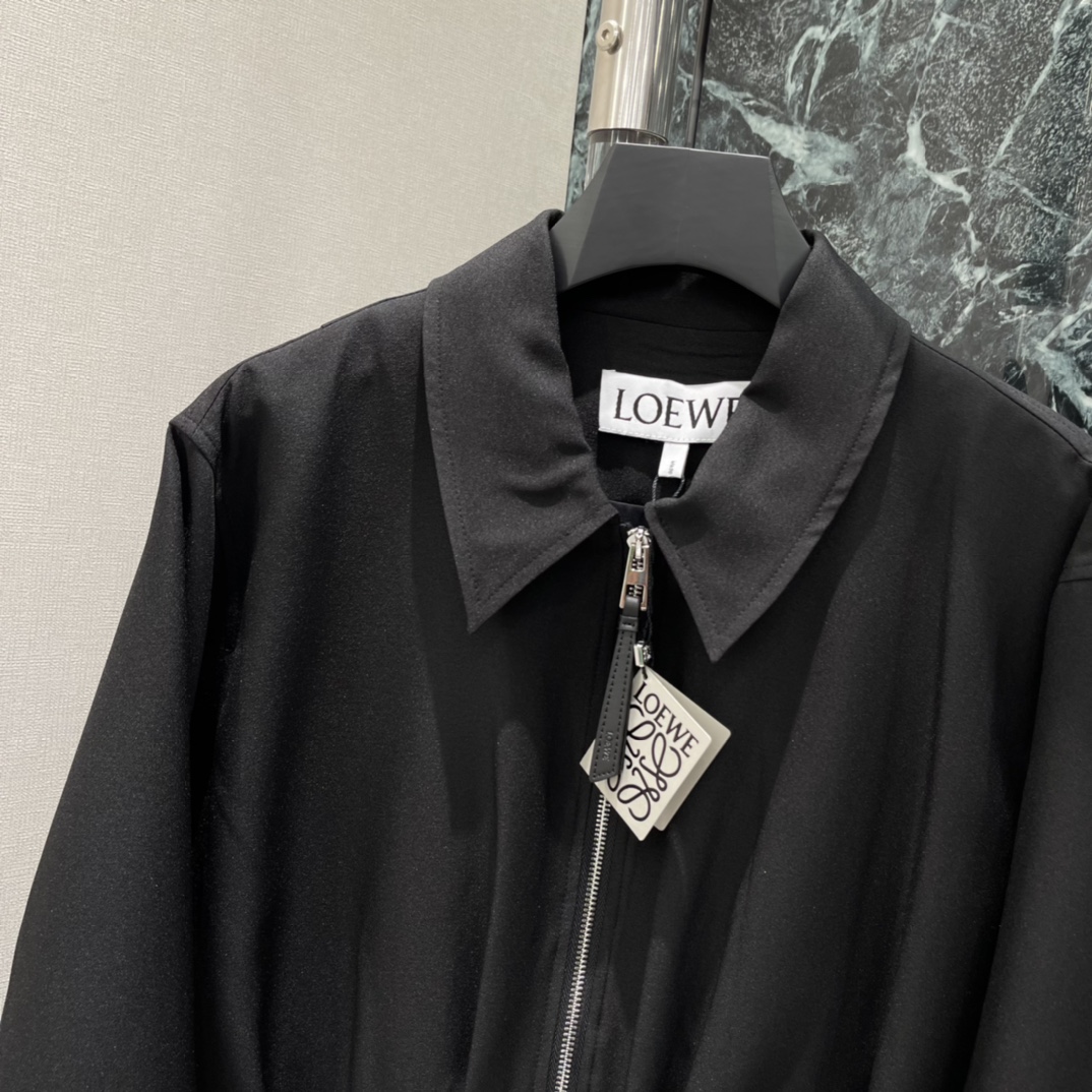 罗意威 26春季新款 褶皱夹克外套 采用100%羊毛，柔软又保暖 秋冬穿超合适!短款宽松版型+翻领拉链 